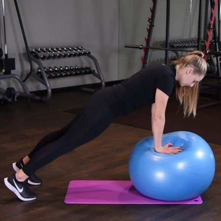 Deska z prostymi ramionami na piłce do ćwiczeń