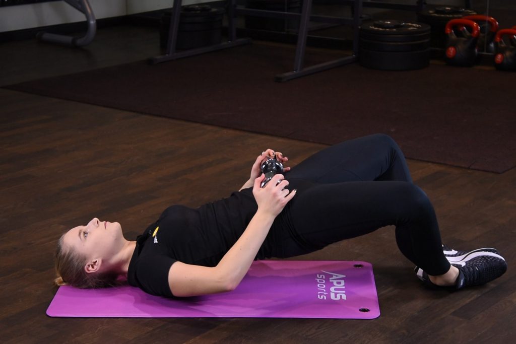 Ćwiczenie Frog hip-thrust z hantlą - just be fit