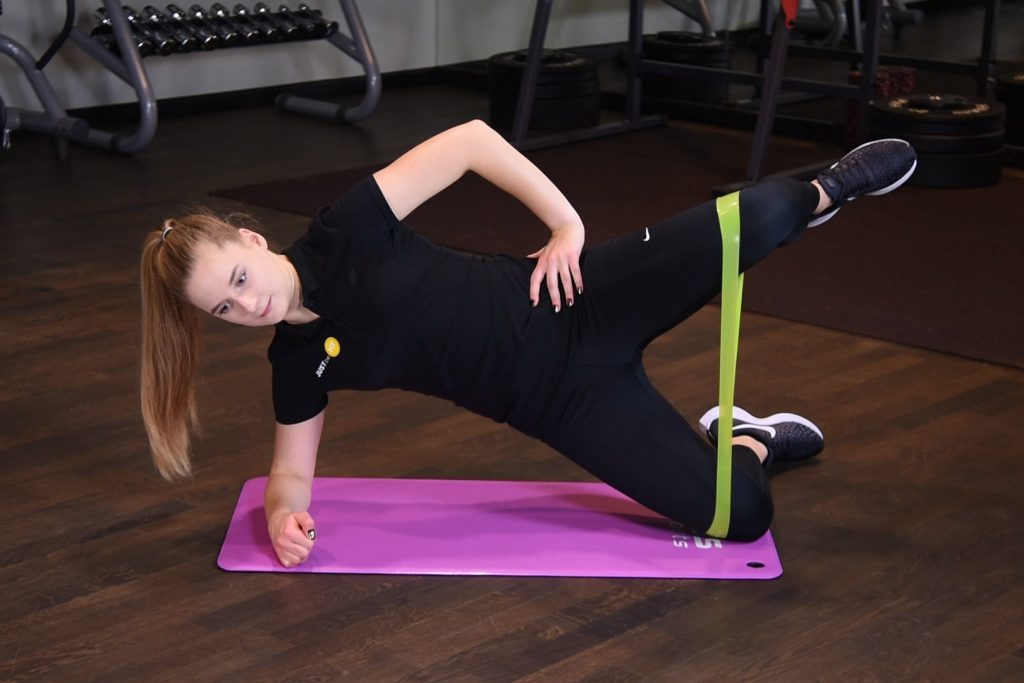 Odwodzenie zgiętej nogi w planku bokiem z gumą mini band