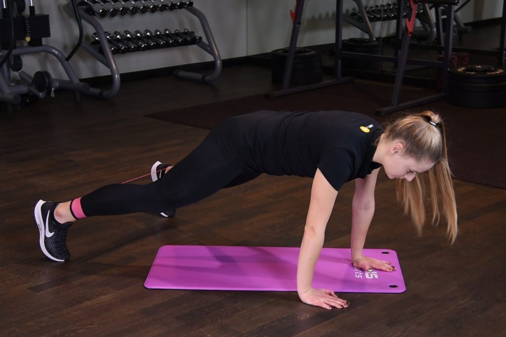 Pajace w podporze przodem z gumą mini band na nogach