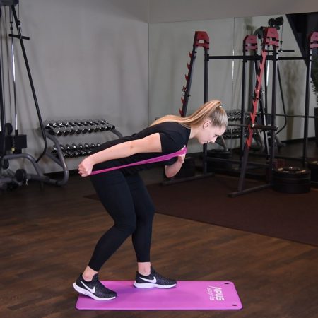 Prostowanie przedramienia z gumą mini band w opadzie tułowia