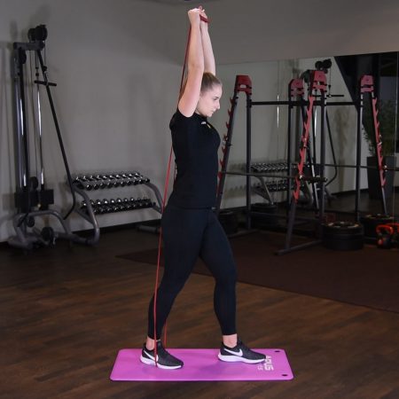 Prostowanie ramion z gumą power band w staniu