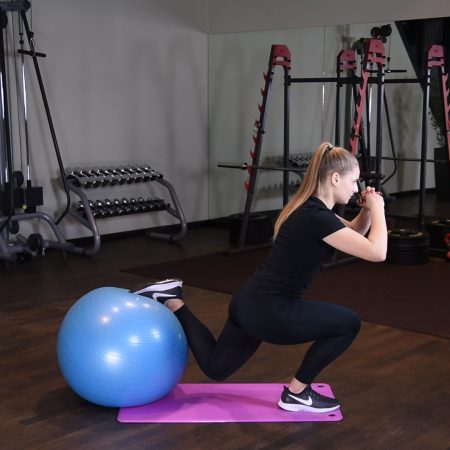 Przysiad bułgarski z nogą na piłce do ćwiczeń