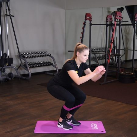 Przysiad wąsko-szeroko z gumą mini band