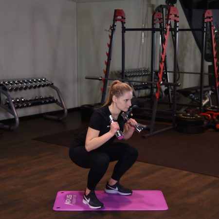 Przysiad z wyprostem ramion z hantlami przed siebie