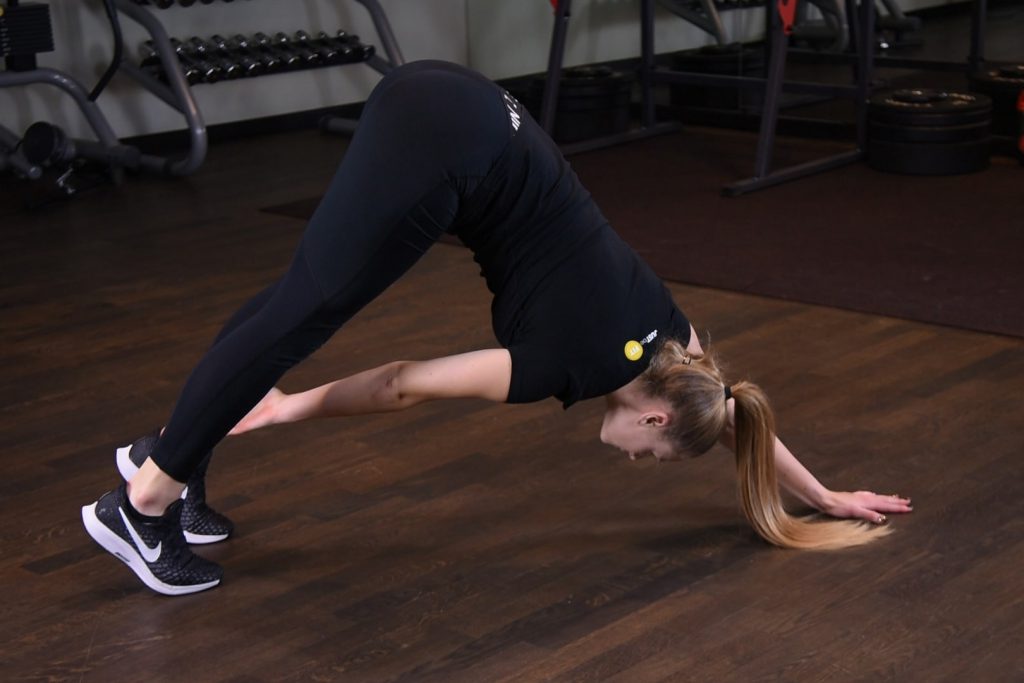 Sięganie do kostki w podporze przodem