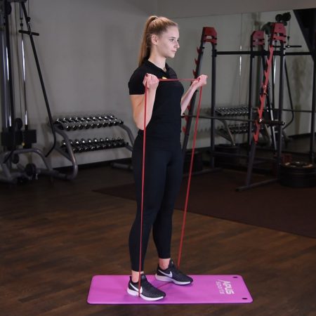 Uginanie ramion z gumą power band w staniu