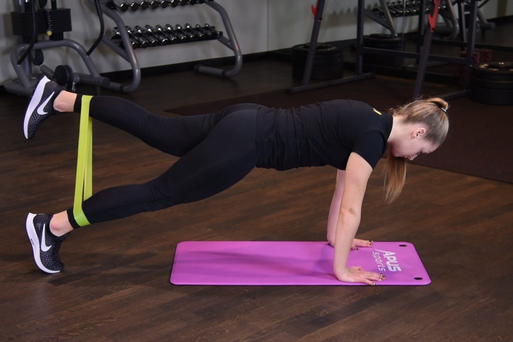 Unoszenie nogi w podporze z gumą mini band