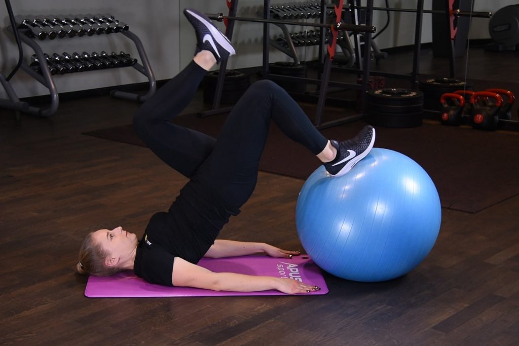Wznosy bioder jednonóż na piłce do ćwiczeń