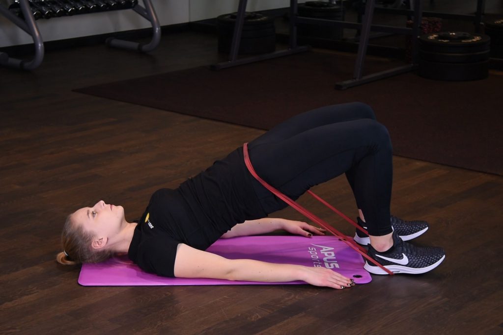 Wznosy bioder z gumą power band na biodrach