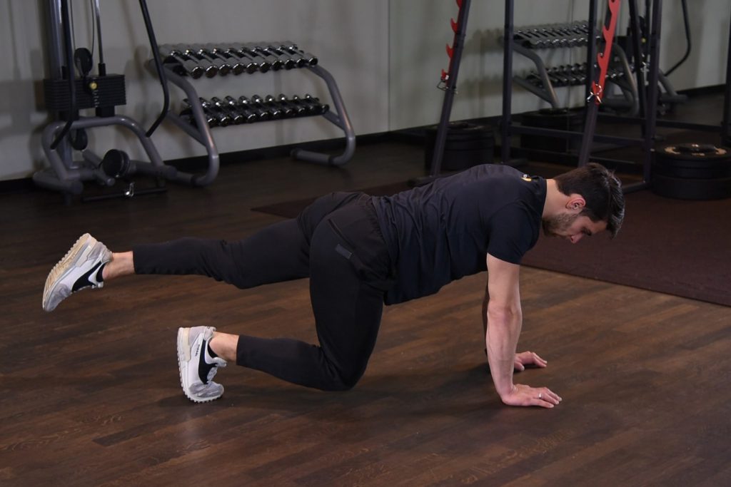 Bear plank z wyprostowaniem nogi