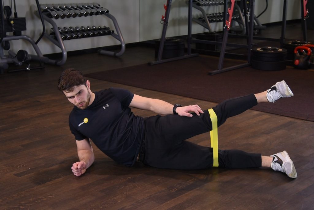 Odwodzenie nogi w leżeniu bokiem z gumą mini band