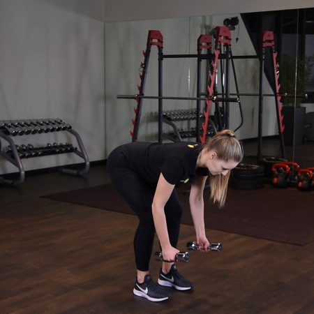 Odwrotne rozpiętki w opadzie tułowia z hantlami