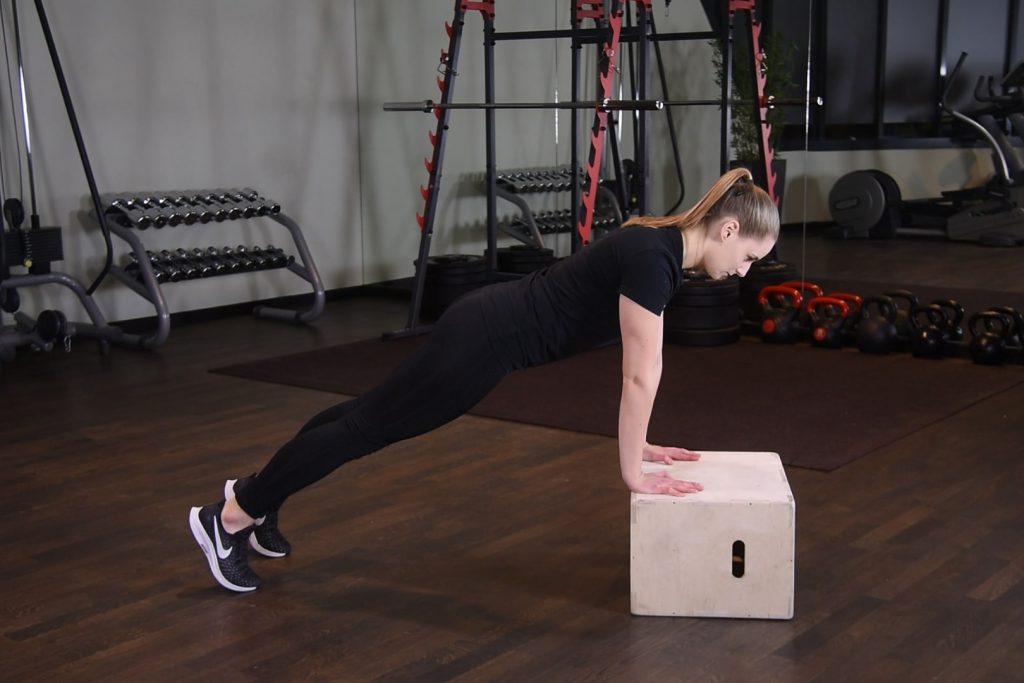 Plank wysoki z rękami na podwyższeniu - just be fit