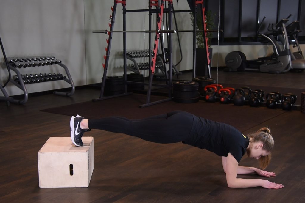 Plank z nogami na podwyższeniu - just be fit