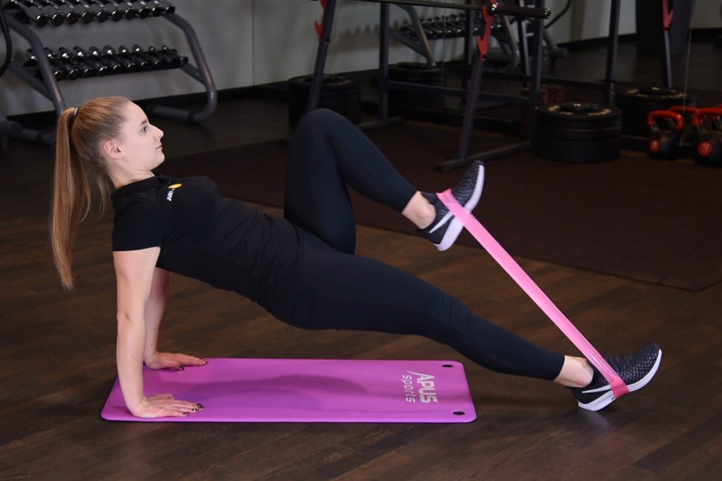 Przyciąganie kolana do klatki w podporze tyłem z gumą mini band