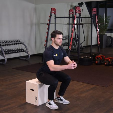 Ćwiczenie Przysiad na podwyższenie w spięciu - just be fit