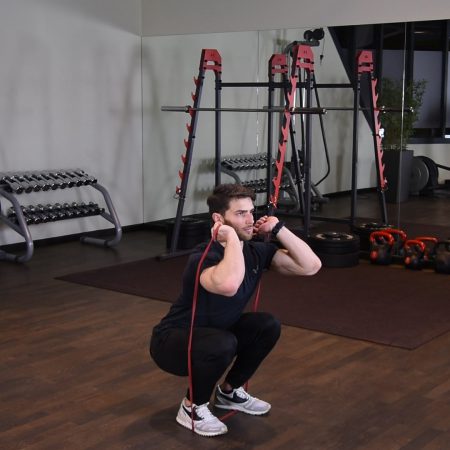 Przysiad z gumą power band z przodu