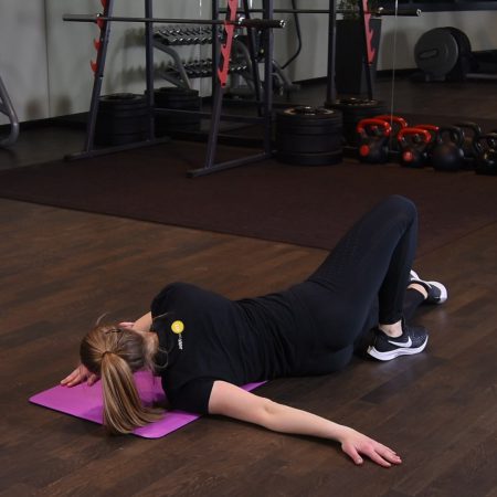 Rozciąganie klatki piersiowej w leżeniu - just be fit