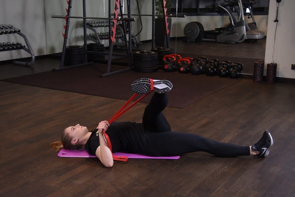 Rozciąganie pośladka w leżeniu tyłem z gumą power band