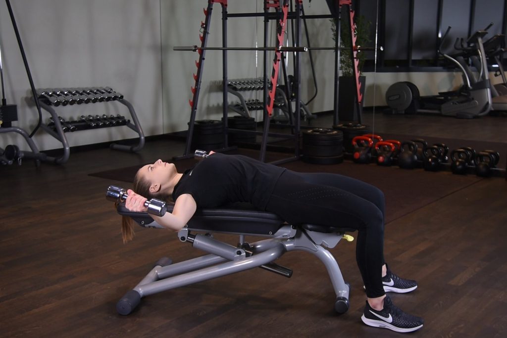 Rozpietki na ławce prostej z hantlami