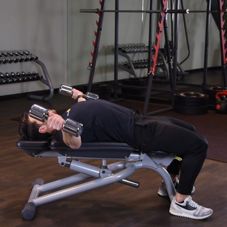 Rozpiętki z hantlami leżąc na płasko