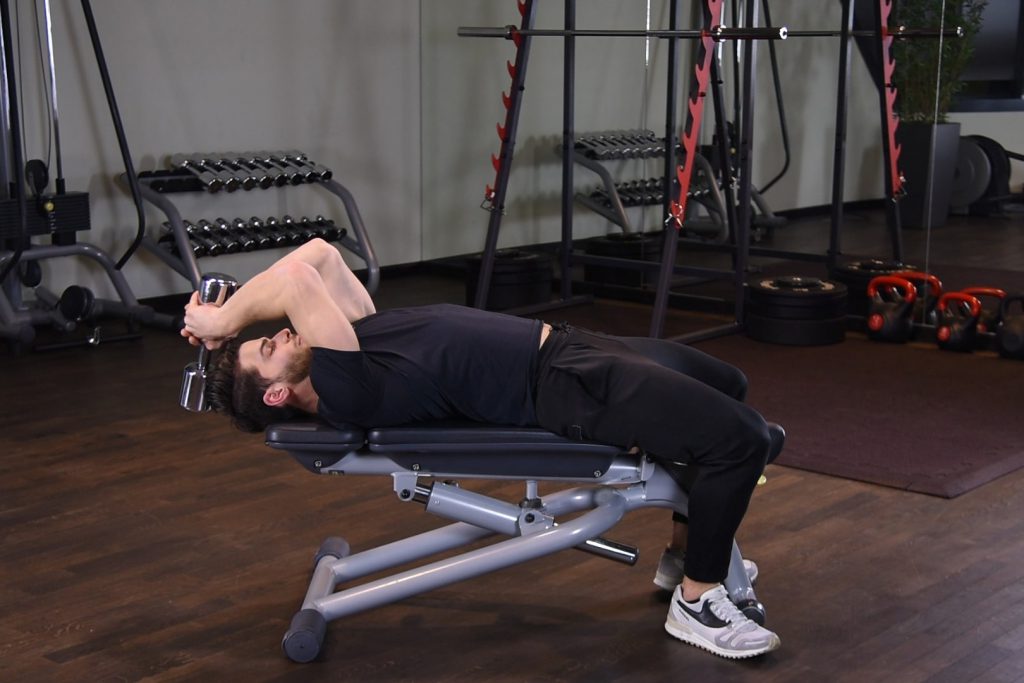 Skullcrusher – francuskie uginanie hantla leżąc na płasko