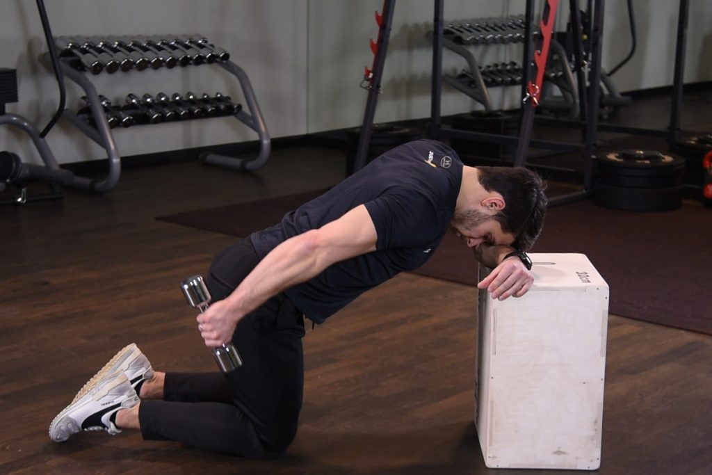 Triceps kickback - Prostowanie hantla jednorącz