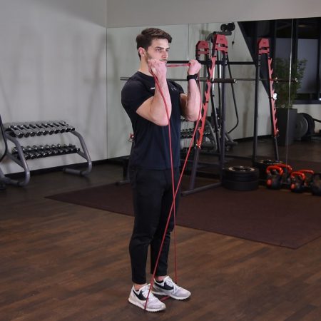 Uginanie ramion z gumą power band w staniu