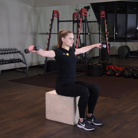 Unoszenie hantli na boki siedząc - just be fit