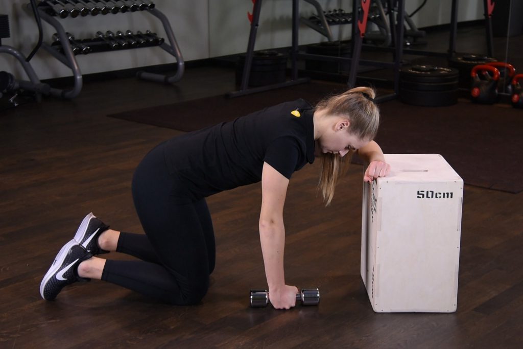 Wiosłowanie hantlą jednorącz w klęku podpartym o podwyższenie