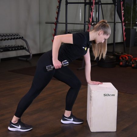 Wiosłowanie hantlą jednorącz w oparciu o podwyższenie