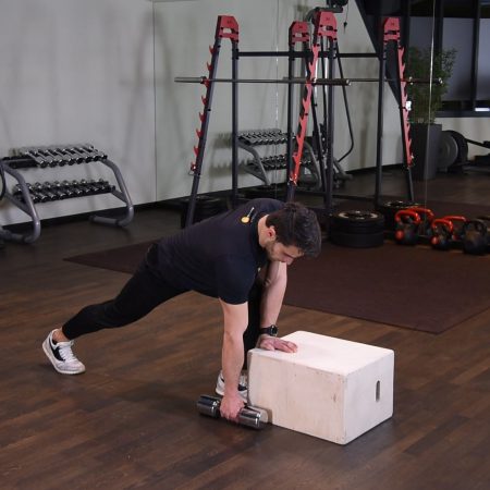 Wiosłowanie hantlą jednorącz z podłoża