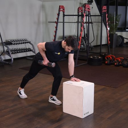 Wiosłowanie hantlą w oparciu o podwyższenie