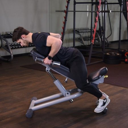 Wiosłowanie hantlami leżąc przodem na ławce dodatniej