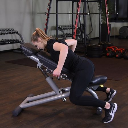 Wiosłowanie hantlami szeroko w leżeniu przodem na ławce dodatniej