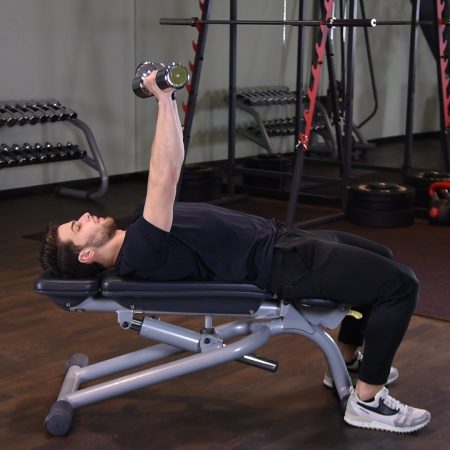 Wyciskanie hantli szeroko leżąc na ławce płaskiej