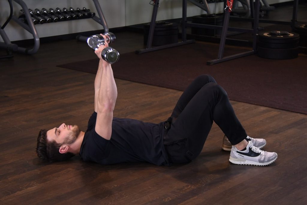 Wyciskanie hantli leżąc na ziemi