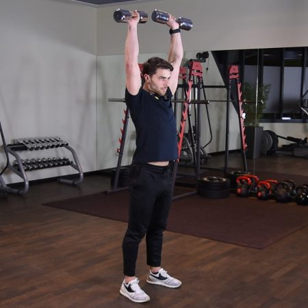 Wyciskanie hantli nad głowę stojąc