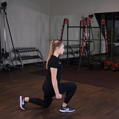 Wykroki chodzone z hantlami