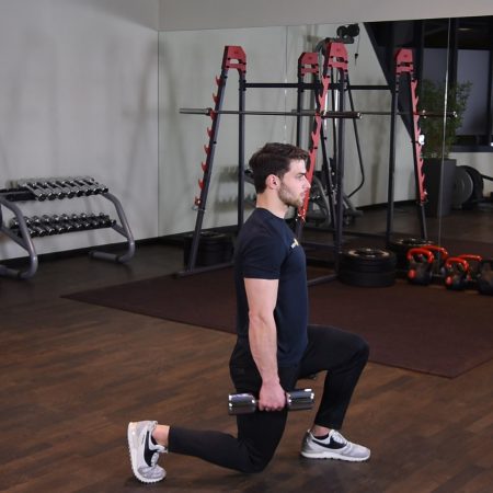 Wykroki z hantlami w miejscu - just be fit