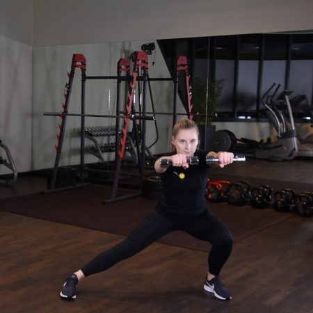 Wypad do boku ze wznosem ramion z hantlami