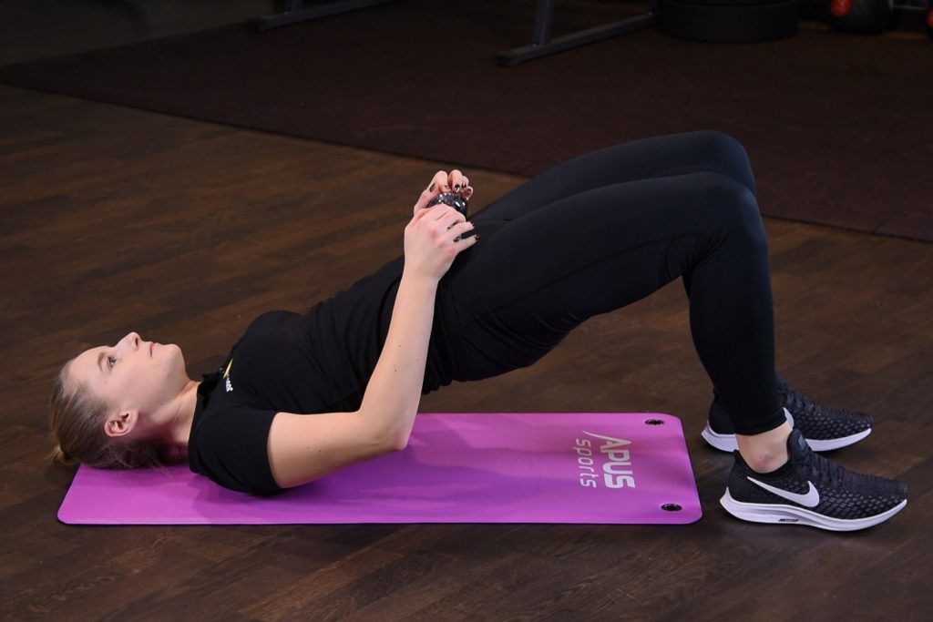 Wznosy bioder z hantlą