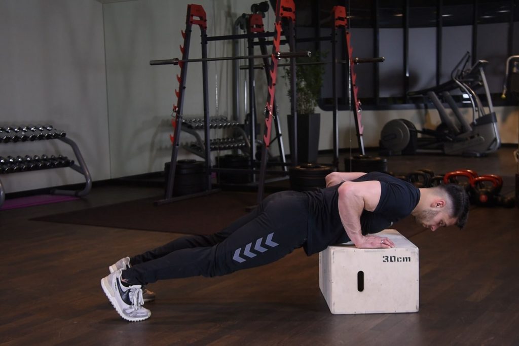 Ćwiczenie Pompki na podwyższeniu - just be fit