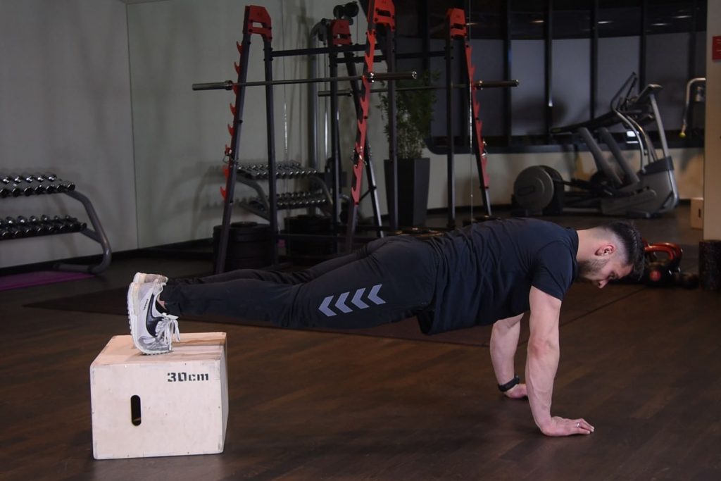 Ćwiczenie Pompki z nogami na podwyższeniu - just be fit