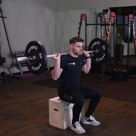 Przysiad ze sztangą na skrzynię - just be fit