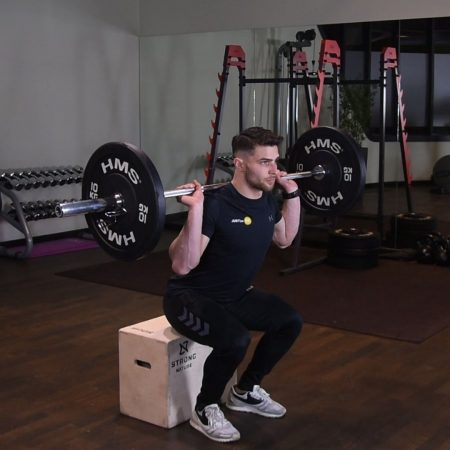 Ćwiczenie Przysiad ze sztangą z dotknięciem skrzyni - just be fit
