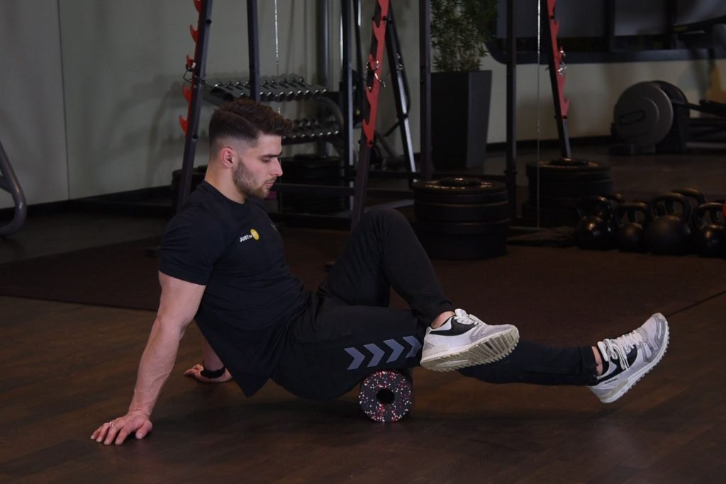 Rolowanie tyłu uda z dociążeniem - just be fit