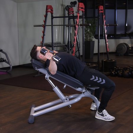 Rozpiętka z hantlami na ławce dodatniej - just be fit