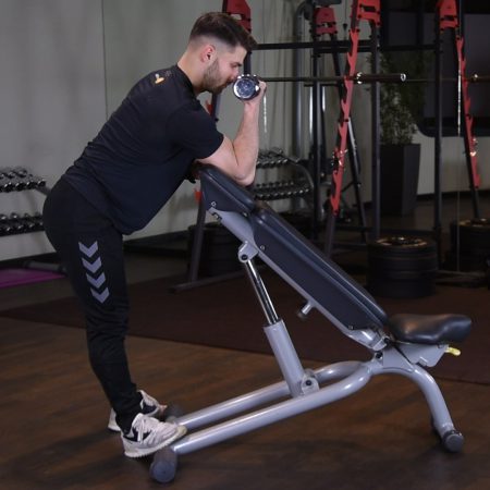 Uginanie ramienia z hantlą opierając łokieć o ławkę dodatnią